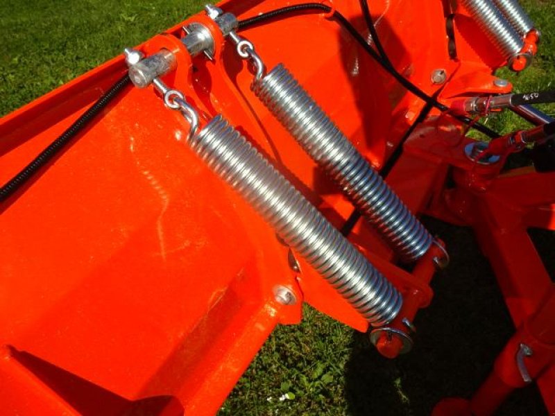 Schneepflug of the type Sonstige Schneeschild 2 Meter- H - L - M - Hydraulisch schwenkbar- Anbau an Dreipunkt, Neumaschine in Neureichenau (Picture 12)