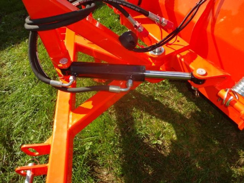 Schneepflug of the type Sonstige Schneeschild 2 Meter- H - L - M - Hydraulisch schwenkbar- Anbau an Dreipunkt, Neumaschine in Neureichenau (Picture 9)