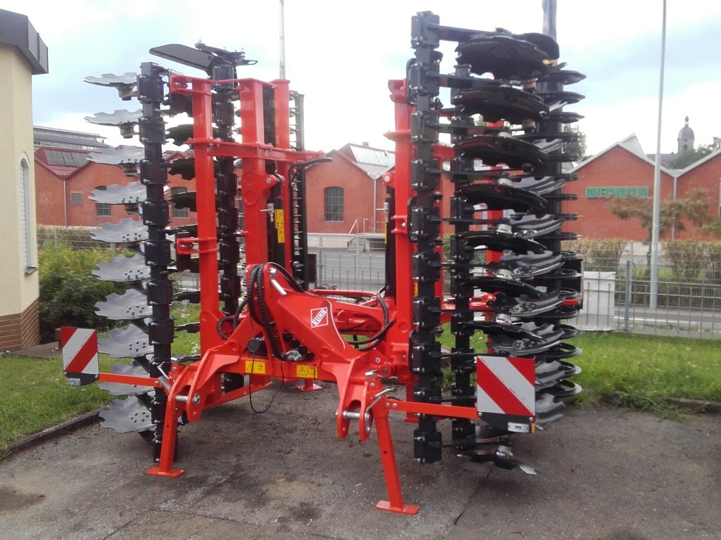 Scheibenegge des Typs Kuhn Optimer+503 R, Neumaschine in Amberg (Bild 1)