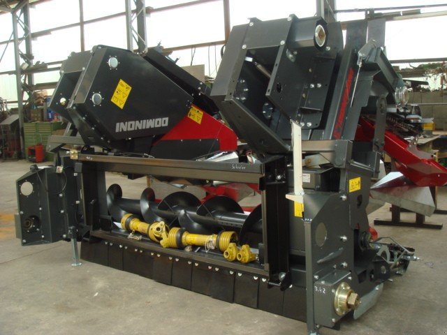 Maispflückvorsatz des Typs Dominoni SL 966, Ausstellungsmaschine in Baumgarten (Bild 8)