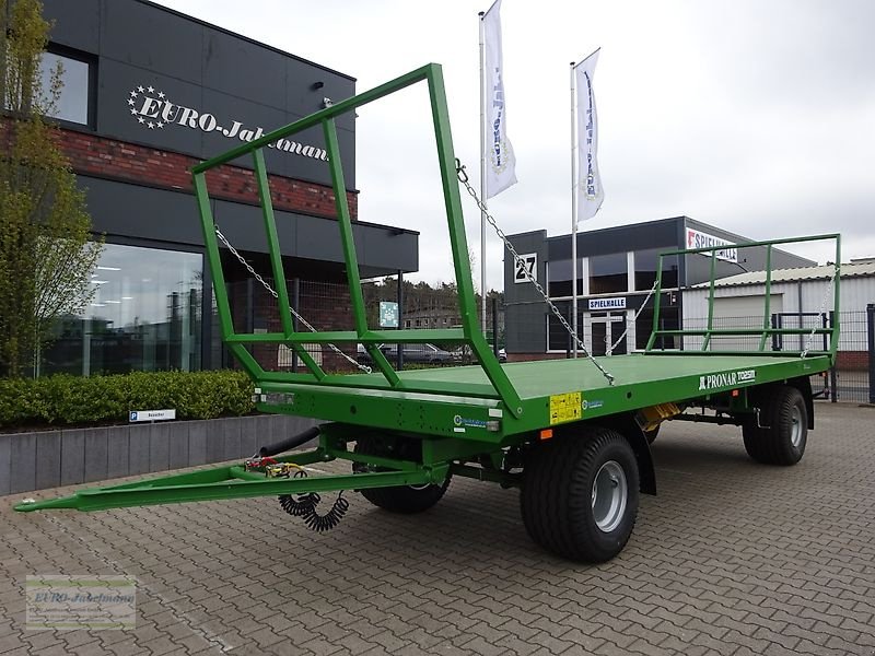 Ballentransportwagen of the type PRONAR 2-achs Anhänger, Ballenwagen, Strohwagen, TO 25 M; 12,0 to, Neumaschine in Itterbeck (Picture 2)