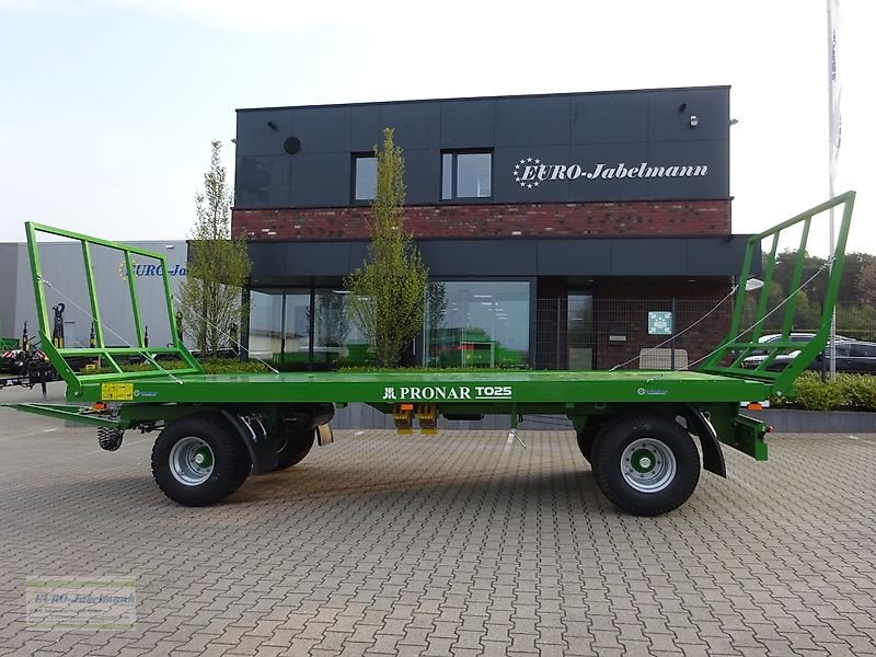 Ballentransportwagen of the type PRONAR 2-achs Anhänger, Ballenwagen, Strohwagen, TO 25; 12 to, Neumaschine in Itterbeck (Picture 3)