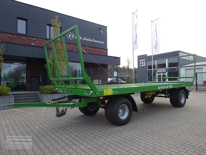 Ballentransportwagen of the type PRONAR 2-achs Anhänger, Ballenwagen, Strohwagen, TO 25; 12 to, Neumaschine in Itterbeck (Picture 11)