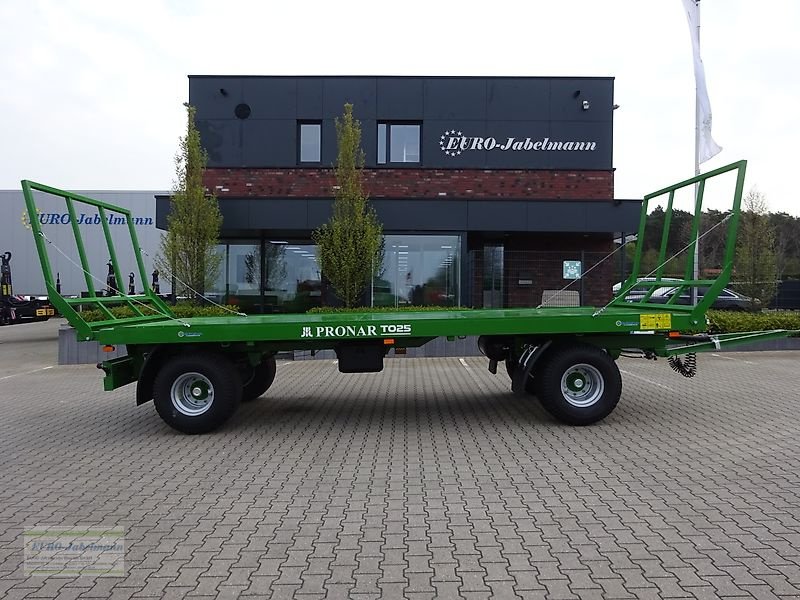 Ballentransportwagen of the type PRONAR 2-achs Anhänger, Ballenwagen, Strohwagen, TO 25; 12 to, Neumaschine in Itterbeck (Picture 4)
