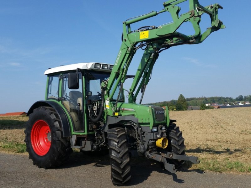Traktor des Typs Fendt 209 S mit FL, Fzw, Fhy, gefederter Vorderachse, breiter Neumeier Kabine, Gebrauchtmaschine in Reuth (Bild 1)